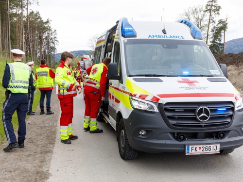 22-Jähriger kracht bei Nenzing in stehendes Auto