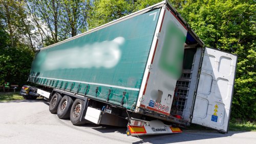 Lkw stürzt beinahe in Spritzebach: Aufwendige Bergung in Bürs