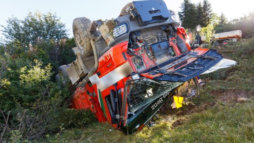 Lech: Mit Lkw überschlagen und 20 Meter abgestürzt