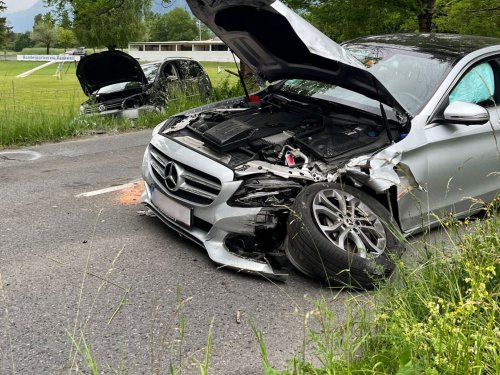 Frontalcrash auf Schweizer Straße in Rankweil: Zwei Fahrzeuge kollidieren schwer - Rankweil | VOL.AT