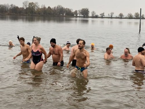 Sprung ins kalte Wasser mit rund 200 Teilnehmern