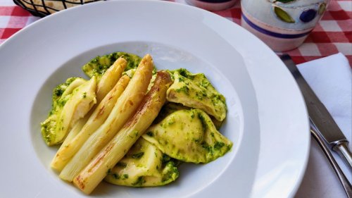 Ravioli mit Spargel-Frischkäse-Füllung und Bärlauch-Pesto