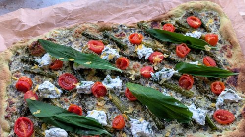 Bärlauch-Flammkuchen mit grünem Spargel | volkermampft