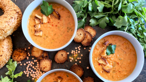 Rote-Linsen-Suppe mit Kokosmilch und Petersilie
