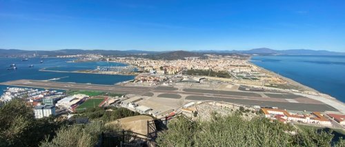 Zu Fuß über die Start- und Landebahn in Gibraltar