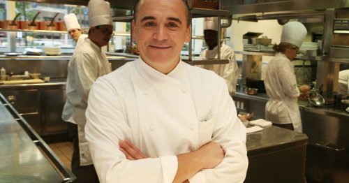 Why do all chefs cross their arms in photos? 