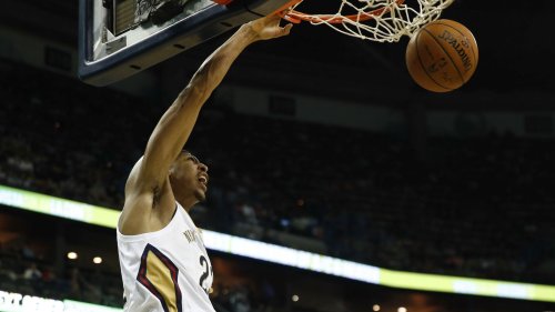 Anthony Davis reaches into heavens for alley-oop