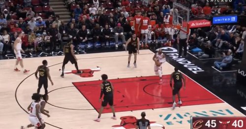 Bulls player pulled a ‘Ben Simmons’ by passing up WIDE OPEN layup for missed 3
