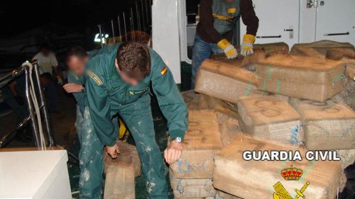 Guardia Civil incauta 2.319 kilogramos de hachís y 7.725 litros de combustible de cinco embarcaciones en Cádiz