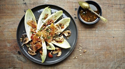 Chicoréesalat mit Räucherlachsstreifen