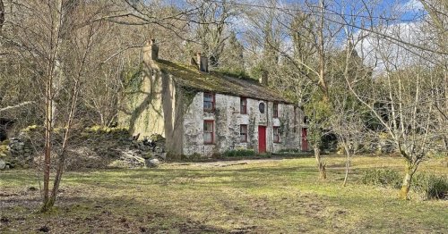 The listed cottage with spectacular views - and a place on 'at risk' register