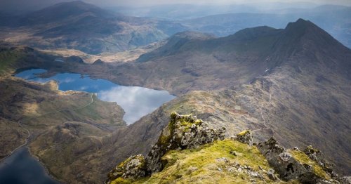 People climbing Snowdon complain that it stinks of urine with views of 'ugly rocks'