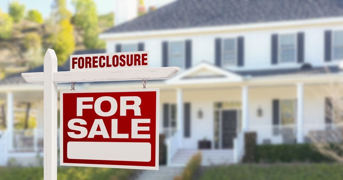 Buying a Foreclosed Home: Pros, Cons, and a Step-By-Step Guide | WalletGenius