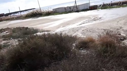 Ils repèrent une forme étrange près de leur péniche : ils retiennent un cri de stupeur en comprenant de quoi il s'agit (vidéo)