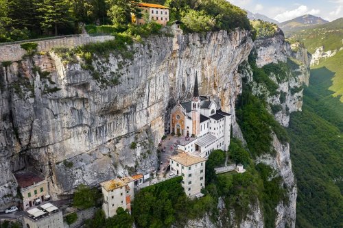 Italy's Super Bizarre Destinations That Will Suprise You (And That Most Tourists Never See)
