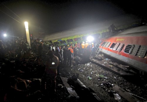 More than 200 dead and 900 injured in India train crash