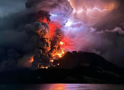 Massive Mt. Ruang eruption sends plumes nearly 70,000 feet high