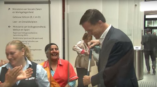 After mopping up spilled coffee, Dutch leader Mark Rutte becomes a symbol of etiquette