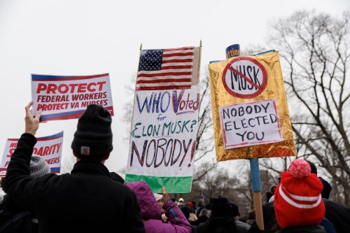 Federal workers split over return-to-office mandate. Some are job hunting.