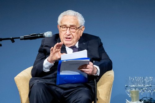 Kissinger says Ukraine should cede territory to Russia to end war