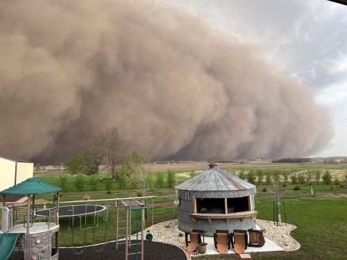 Violent storms blast Upper Midwest with hurricane-force winds, dust