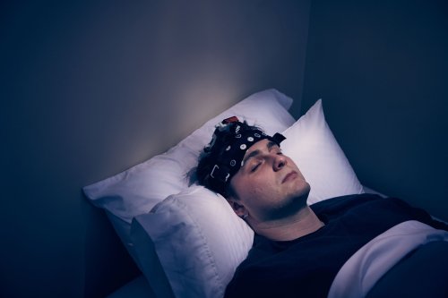This device may nudge your brain into deep sleep