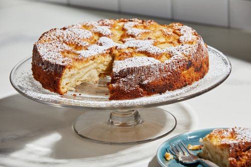 This one-bowl Russian apple cake reminds us of hospitality in difficult times