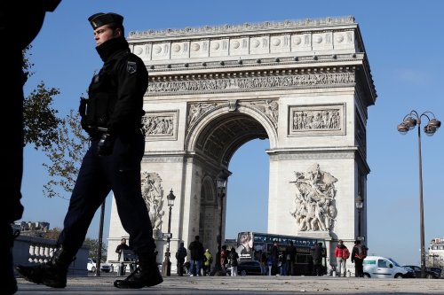 After Paris attacks, State Department says travel but be alert — and call home
