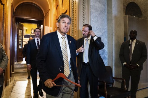 Joe Manchin is quietly pushing Democrats into another catastrophe