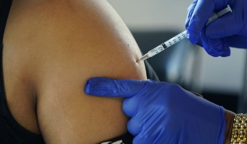 Pro-COVID-19 vaccine doc calls for stop to shots
