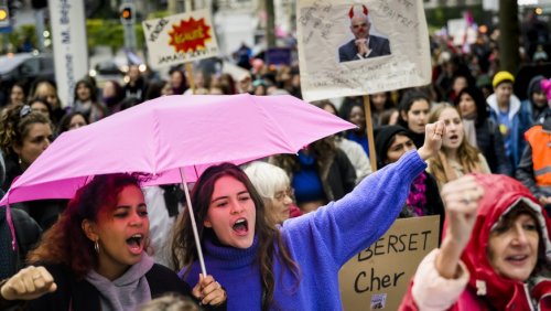 Westschweizer Frauen machen ihrem Ärger in Lausanne Luft