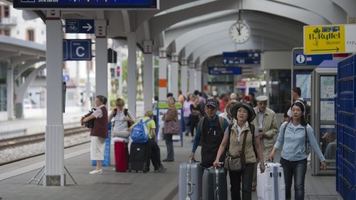 Touristen blockieren mit Koffern die Züge – jetzt reagieren die Bahnen