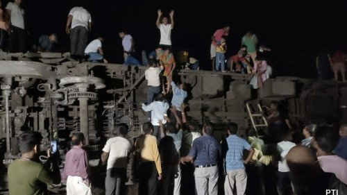 Nach schwerem Zugunglück in Indien: Räumung und Suche nach Grund