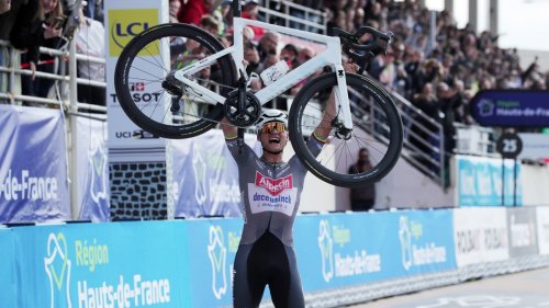 Van der Poel gewinnt Paris-Roubaix trotz Bidon-Wurf von Fan – Sturz-Drama um Pogacar