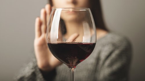Alkoholkonsum: Darum solltest du erst im Alter anfangen, regelmässig zu trinken
