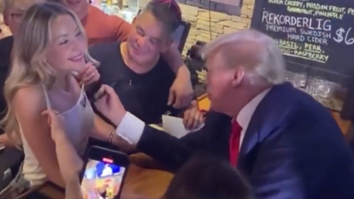 Brüste signieren und Pizza verteilen: Trump ist auf Wahlkampf