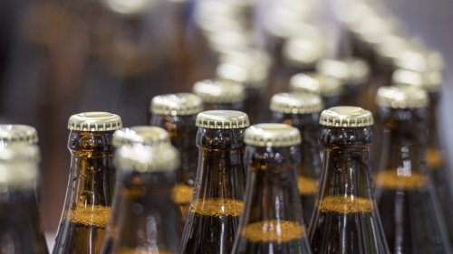 Das Problem mit der Flasche – weshalb das Bier bald mehr kostet