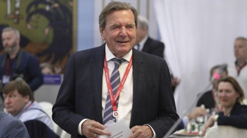 Altkanzler Schröder lässt Aberkennung von Privilegien prüfen