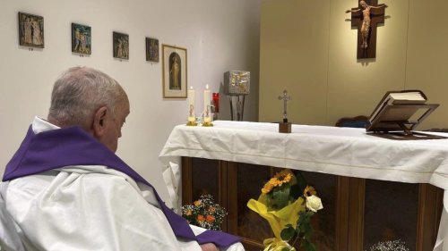 Vatikan veröffentlicht erstes Foto des kranken Papstes – so sieht es aucs