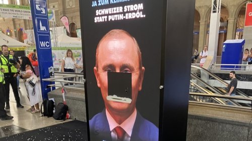 Frau schlägt mit Hammer auf Putin-Installation am Zürcher Hauptbahnhof ein