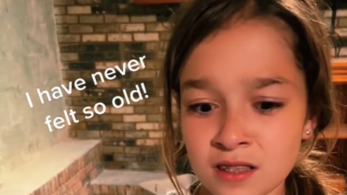 Kind sieht zum ersten Mal eine Kassette – ihre Reaktion geht viral