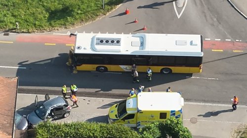 66-jährige Autofahrerin bei Unfall mit Postauto in Oberbüren SG schwer verletzt