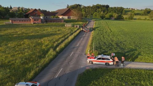 Er wich Traktor aus: 23-jähriger Töfffahrer in Riedikon ZH schwer verletzt