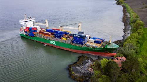 Container-Frachter kracht beinahe in Haus