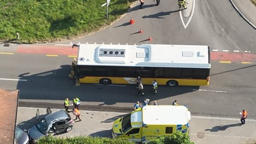 66-jährige Autofahrerin bei Unfall mit Postauto in Oberbüren SG schwer verletzt