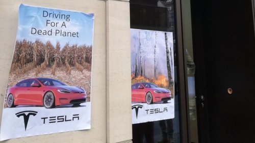 Klimaaktivisten kleben Plakate an Tesla-Store, die Elon Musk garantiert nicht gefallen