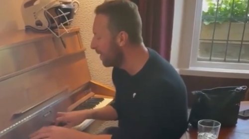 Surreale Atmosphäre im Pub – Coldplay-Sänger Chris Martin performt für verlobtes Paar