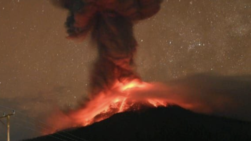 Indonesischer Vulkan Lewotobi Laki-Laki spuckt wieder Feuer