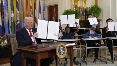 Trump ordnet Auflösung des Bildungsministeriums an – das musst du jetzt wissen