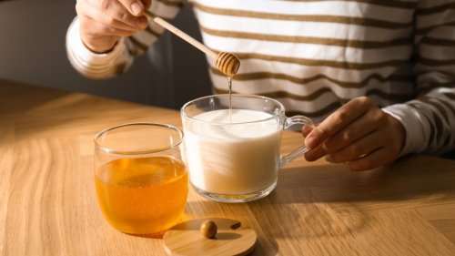 Heisse Milch mit Honig: Wann bei diesem Hausmittel Vorsicht geboten ist